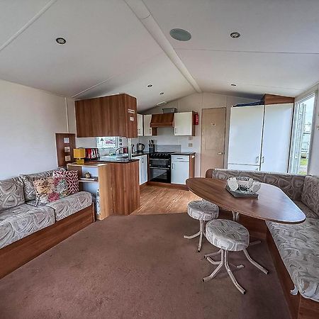Great 8 Berth Caravan For Hire At St Osyth Beach In Essex Ref 28123Gc Clacton-on-Sea Eksteriør bilde