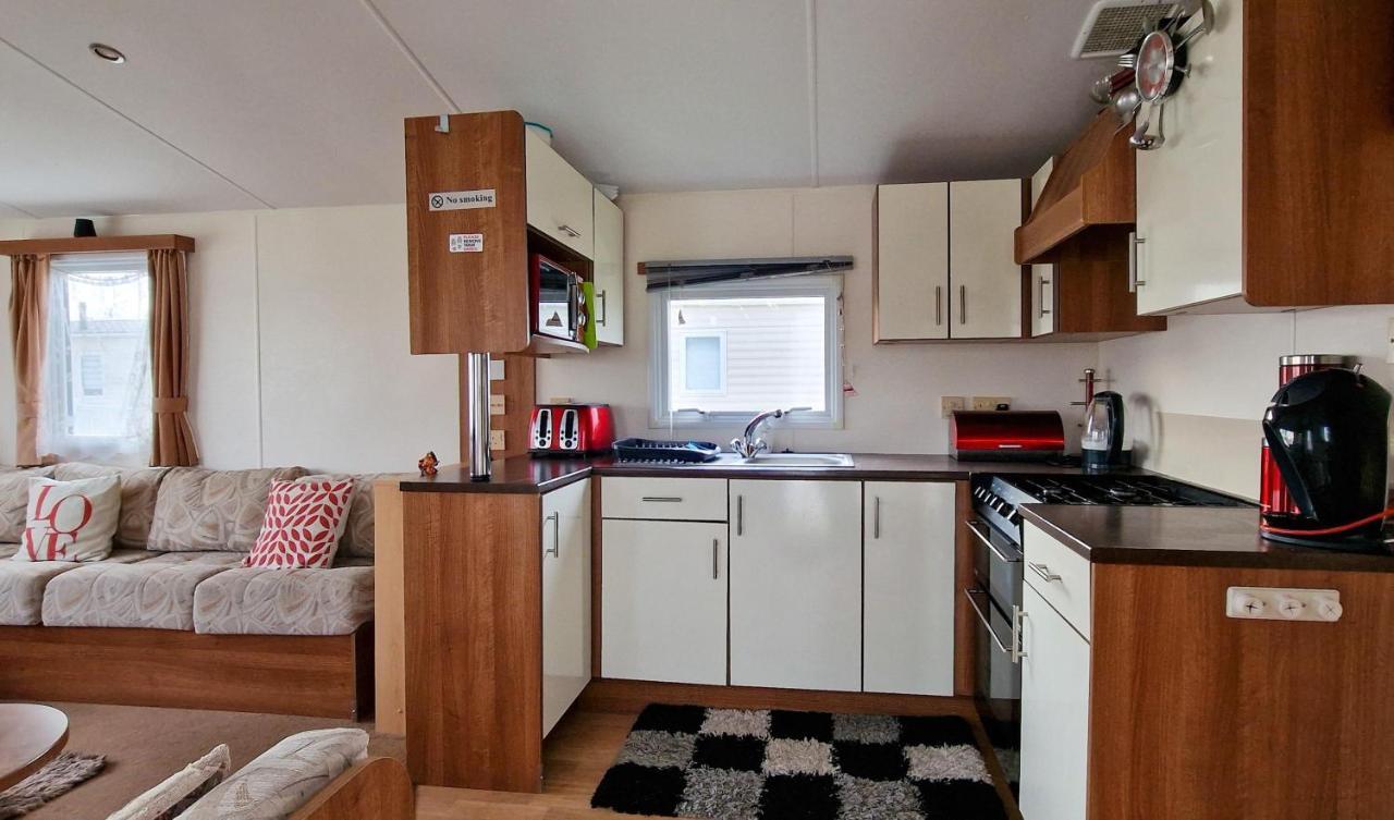 Great 8 Berth Caravan For Hire At St Osyth Beach In Essex Ref 28123Gc Clacton-on-Sea Eksteriør bilde
