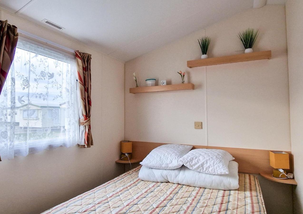 Great 8 Berth Caravan For Hire At St Osyth Beach In Essex Ref 28123Gc Clacton-on-Sea Eksteriør bilde