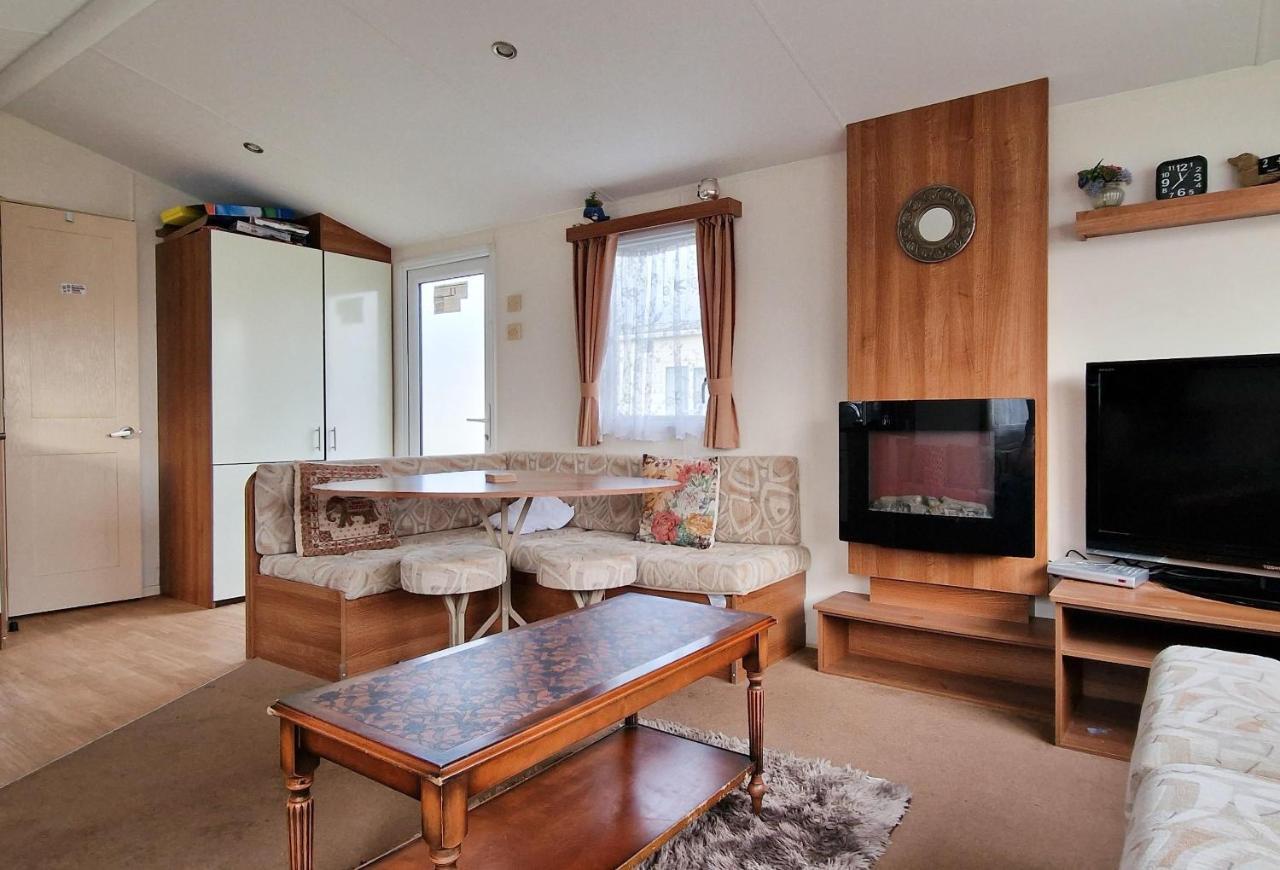 Great 8 Berth Caravan For Hire At St Osyth Beach In Essex Ref 28123Gc Clacton-on-Sea Eksteriør bilde