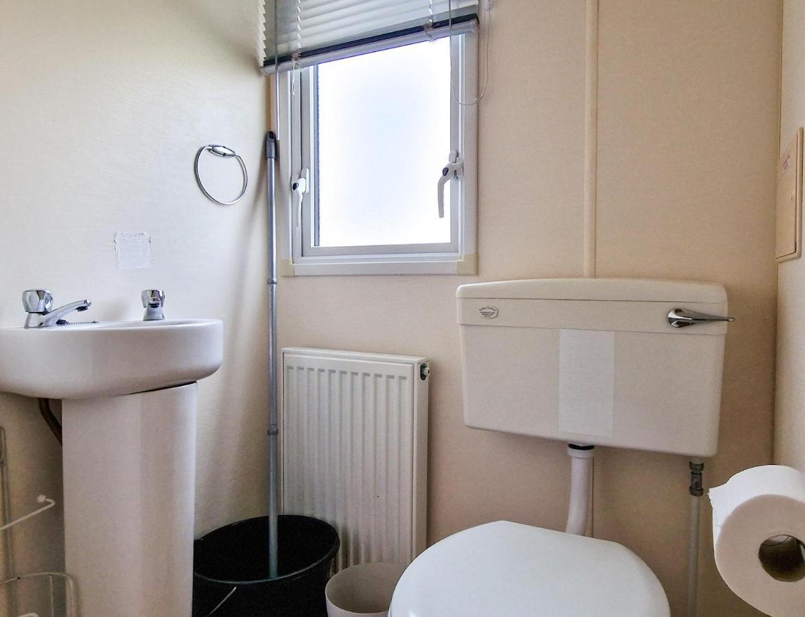 Great 8 Berth Caravan For Hire At St Osyth Beach In Essex Ref 28123Gc Clacton-on-Sea Eksteriør bilde