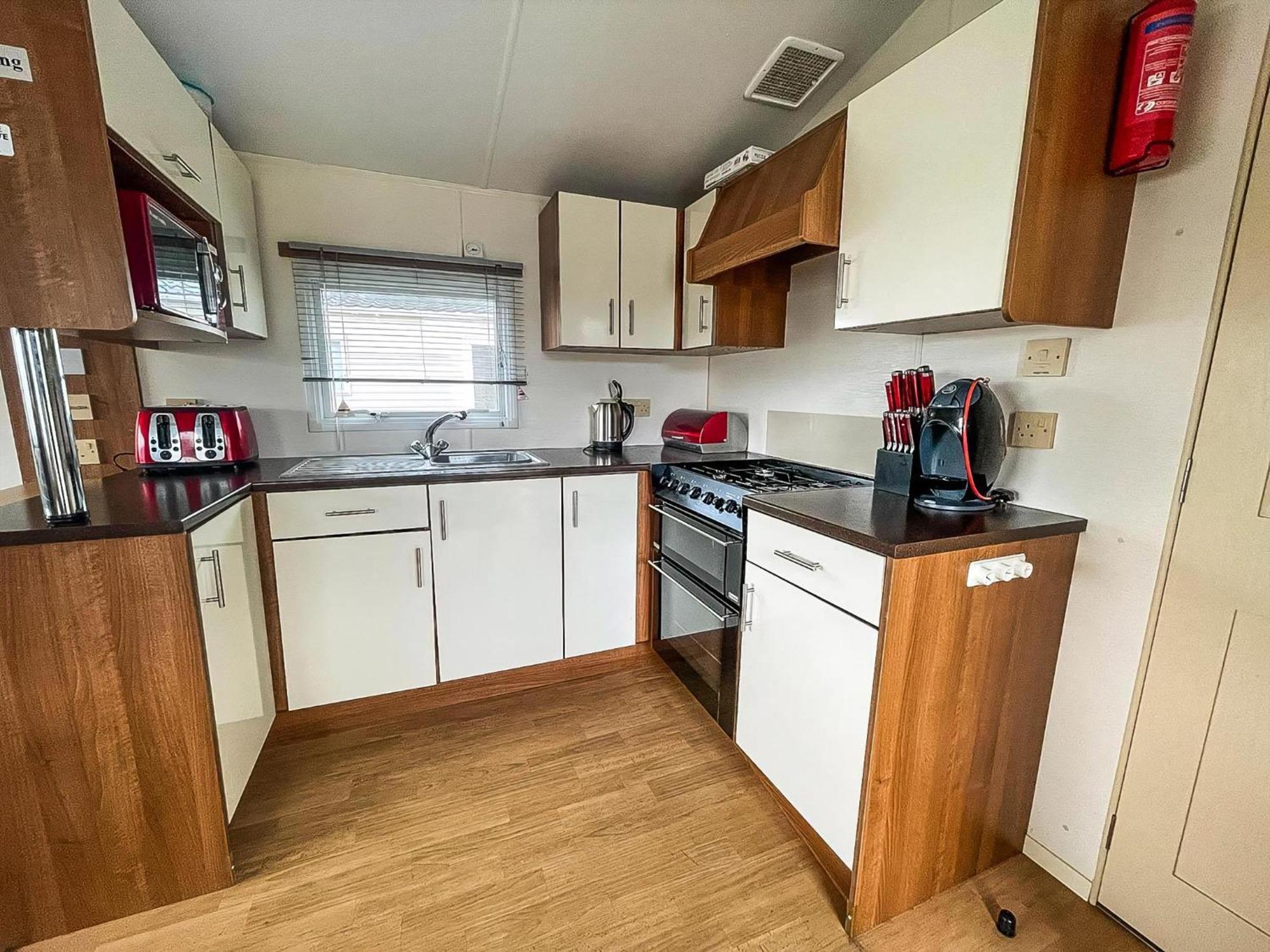 Great 8 Berth Caravan For Hire At St Osyth Beach In Essex Ref 28123Gc Clacton-on-Sea Eksteriør bilde