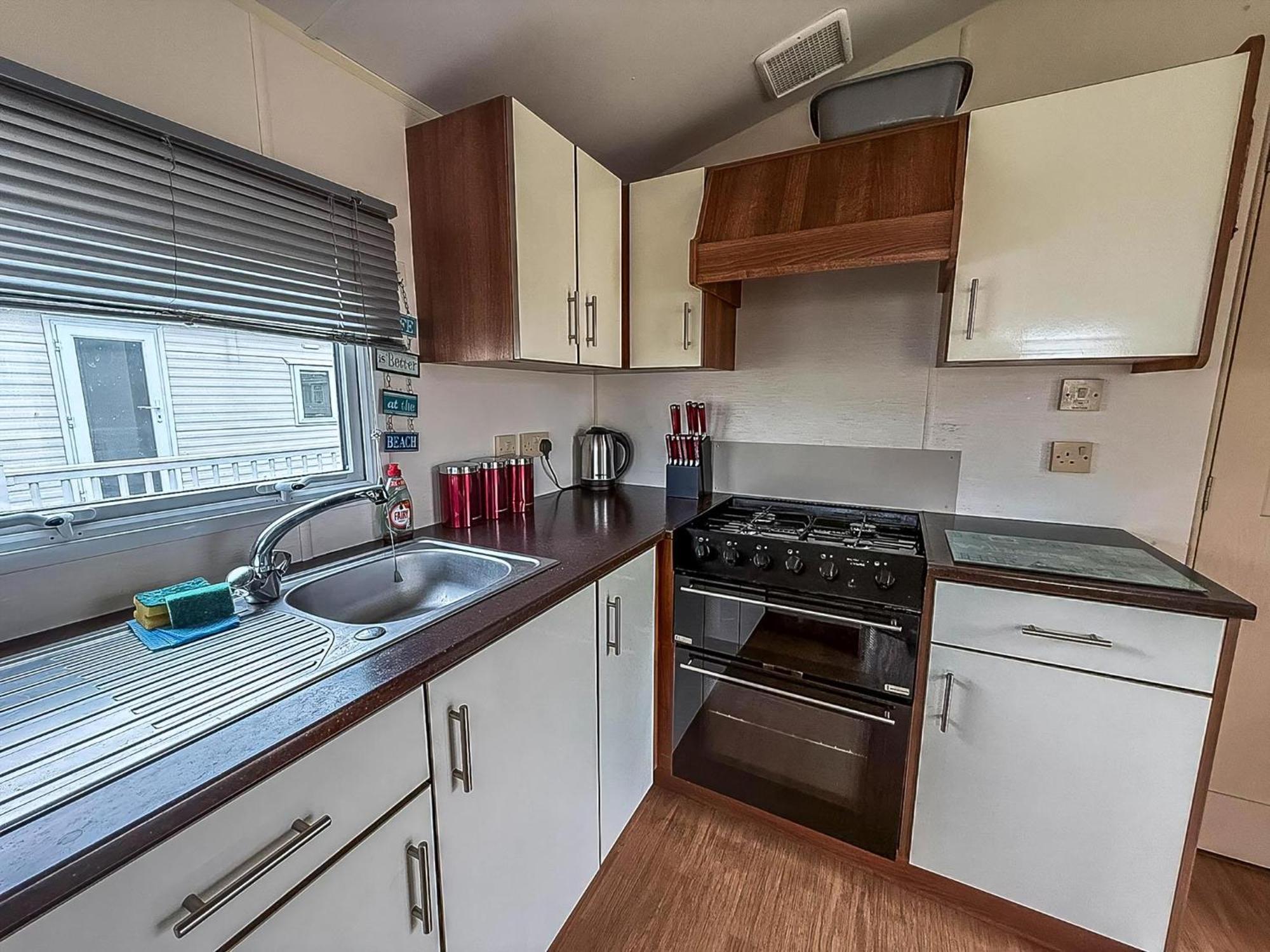 Great 8 Berth Caravan For Hire At St Osyth Beach In Essex Ref 28123Gc Clacton-on-Sea Eksteriør bilde