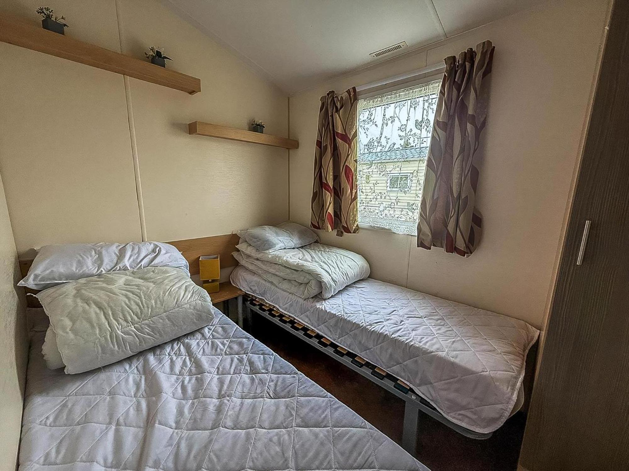 Great 8 Berth Caravan For Hire At St Osyth Beach In Essex Ref 28123Gc Clacton-on-Sea Eksteriør bilde